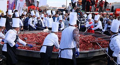 Afyon'da 1930 kilo ağırlığındaki sucuklu yumurtayla dünya rekoru kırıldı