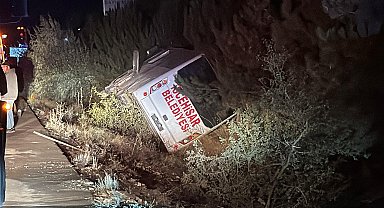 Afyonkarahisar'da yolcu midibüsü devrildi: 12 yaralı