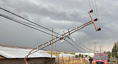 Ağrı'daki köyde 'rüzgar' hasarı