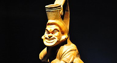 Aigai'de ortaya çıkan maskeli oyuncu tasvirli 1800 yıllık vazo sergide