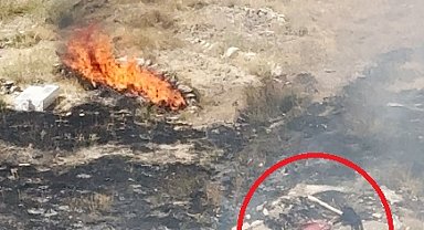 Alevlere rağmen salça karıştırmaya devam etti