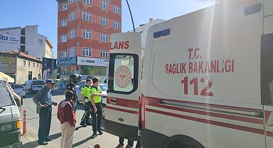 Alkollü sürücü, minibüse tekme atmak isterken düşüp belini kırdı