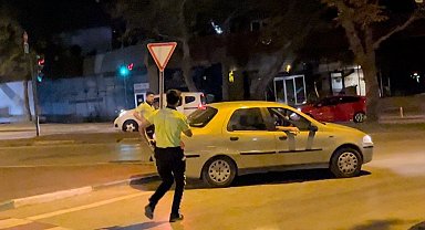 Alkollü sürücü, polisi görünce kaçmaya çalıştı; o anlar kamerada