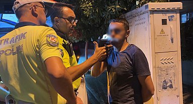 Alkollü ve ehliyetsiz sürücünün kullandığı otomobil, 3 araca çarptı