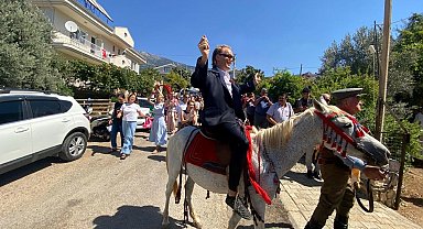 Alman damat, düğünde Türk geleneklerine göre gelini at üzerinde aldı