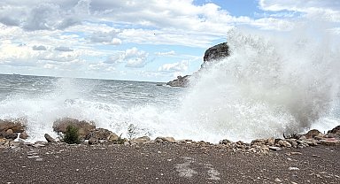 Amasra'da fırtına; dalga boyu 5 metreye ulaştı