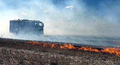Anız yangınında alevler çiftliklere ulaşmadan kontrol altına alındı