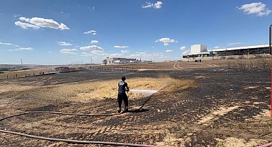 Anız yangınında alevler fabrikaya sıçramadan söndürüldü