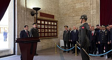 Ankara Valisi Şahin, gazilerle Anıtkabir'i ziyaret etti