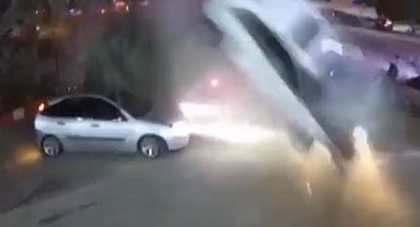 Ankara'da kaldırıma çıkan otomobilin oto yıkama dükkanına uçtuğu kaza kamerada