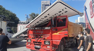 Ankara'da kamyonun açılan damperi yön levhasına çarptı