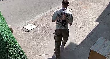 Annesini ve üvey kardeşini öldürüp evden çıktığı anlar kamerada