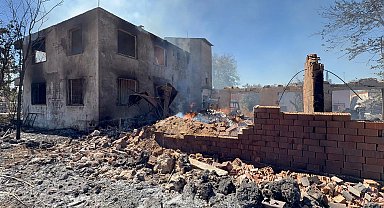 Antalya'da çalılık alanda çıkan yangın evlere sıçradı