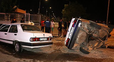 Antalya'da İki otomobil kafa kafaya çarpıştı: 3'ü ağır, 4 yaralı
