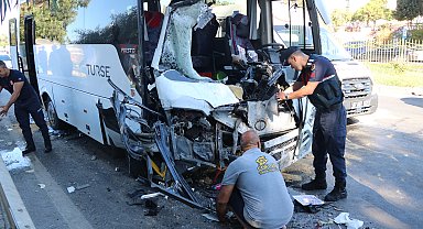 Antalya'da midibüsler çarpıştı; 15 yaralı- Yeniden