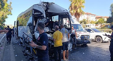 Antalya'da midibüsler çarpıştı; yaralılar var