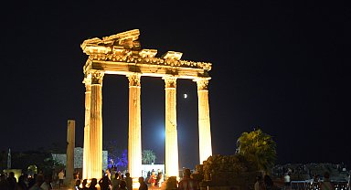 Apollon Tapınağı'nda kanlı ay tutulmasını izlediler