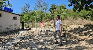 Arazisinden geçen yolu, tel örgü ve beton bloklarla kapattı