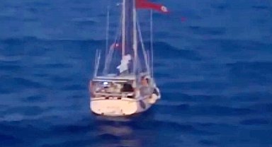 Arızalanan Sumud teknesindeki aktivistlere Türk Donanması yardımcı oldu