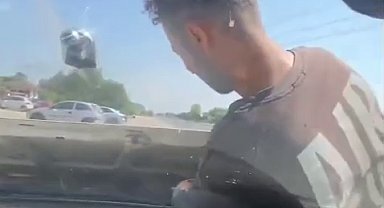 Arızayı bulmak için ustayı motorun içine bindirdi, kaput açık ilerledi; o anlar kamerada