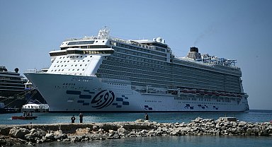 Aroya kruvaziyeri 3 bin 362 yolcusuyla Kuşadası'na geldi