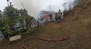 Artvin'de 2 katlı ev yandı