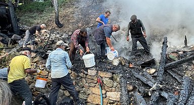 Artvin'de 3 katlı ev yangında küle döndü