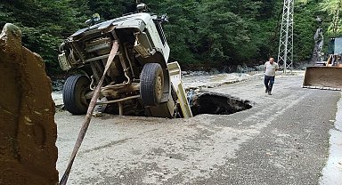 Artvin'de göçüğe düşen kamyonun sürücüsü yaralandı