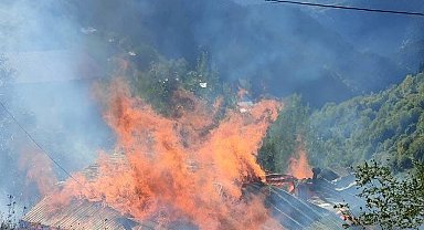 Artvin'de tek katlı ev yangında küle döndü