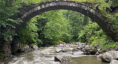 Asırlara meydan okuyan tarihi taş köprü selde yıkıldı