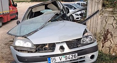 Bahçe duvarına çarpan otomobilde sıkışan sürücü ağır yaralandı