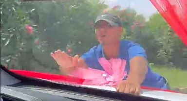 Bahşiş almak için gelin aracının kaputunda metrelerce ilerledi; o anlar kamerada