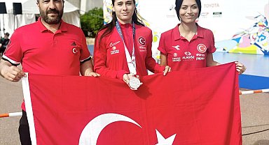 Bakan Bak dünya rekoru Kıran Aysel Önder'i tebrik etti