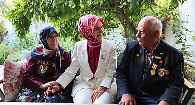 Bakan Göktaş'tan 48 yıllık evli çifte ziyaret