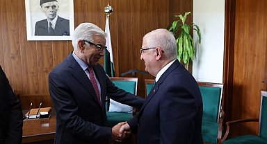 Bakan Güler, Pakistan Savunma Bakanı Asif ile bir araya geldi