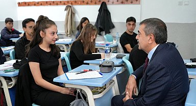 Bakan Tekin'den, Çankaya Betül Can Anadolu Lisesi'ne ziyaret