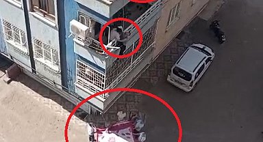 Balkondan düşme tehlikesi geçiren Down sendromlu çocuğu, komşusu kurtardı; o anlar kamerada