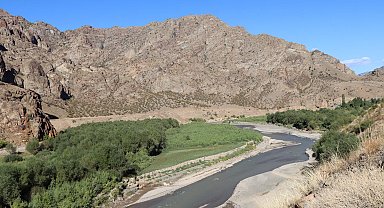 Baraj gölünde suyun çekildiği alan yeşile büründü