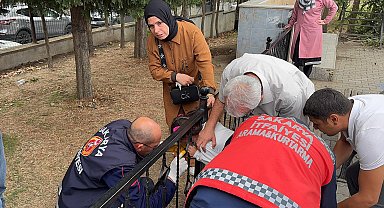 Başı korkuluk demirlerinin arasına sıkışan çocuk kurtarıldı