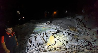 Batman'da 2 katlı metruk bina çöktü