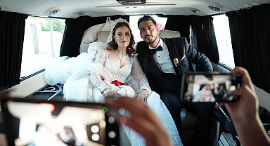 Belediye başkanının makam aracı, depremzede çiftin gelin arabası oldu