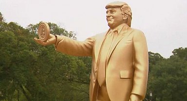 Beyaz Saray'ın karşısına Trump'ın Bitcoin tuttuğu heykeli dikildi