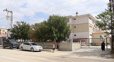 Bıçakla sınıfa girip, 2 öğretmeni yaraladı