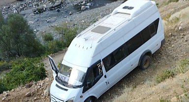 Bingöl'de minibüs şarampole devrildi: 7 yaralı