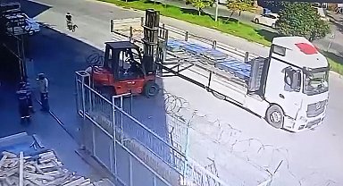 Bisikletiyle ilerlerken forkliftin çatalına çarpıp ağır yaralandı; kaza anı kamerada