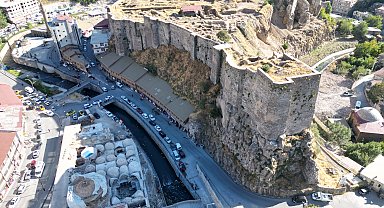 Bitlis Kalesi'ndeki kazılarda tuğla zemin ve kalenin anahtarı bulundu