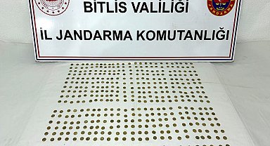 Bitlis'te durdurulan otomobilde Roma dönemine ait 500 sikke ele geçirildi