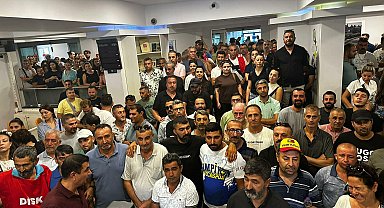 Buca Belediyesi'nde maaş alamayan işçiler belediye binasını 'işgal' etti