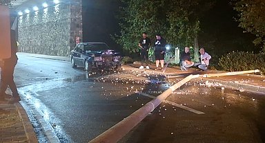 Bursa'da aydınlatma direğine çarpan sürücü, otomobilini bırakıp kaçtı