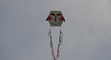 Bursa'da Filistin'e destek için 15 metrelik uçurtma uçurdular